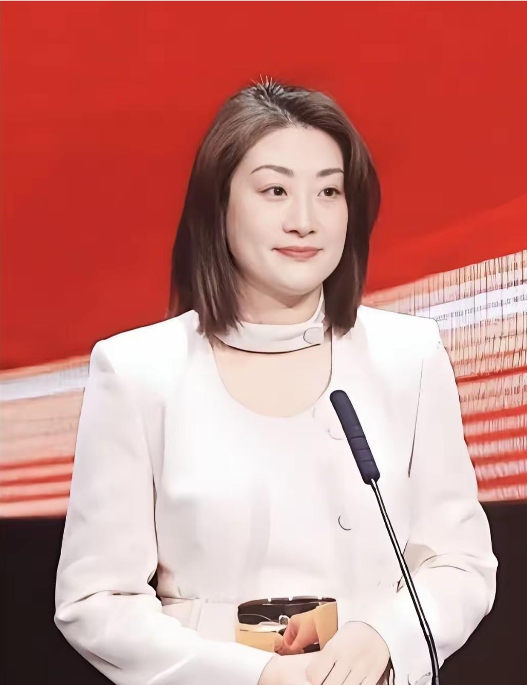 宗馥莉这次是真狠啊，新饮料“果然啵啵”上市，彻底剔除所有娃哈哈相关标识，包装上翻