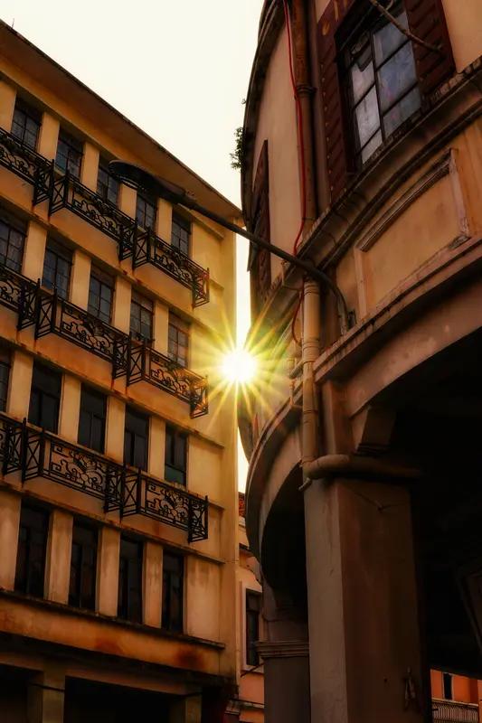 AI照片骗过大咖评委拿摄影冠军？放大10倍后，破绽藏都藏不住！家人们敢信吗