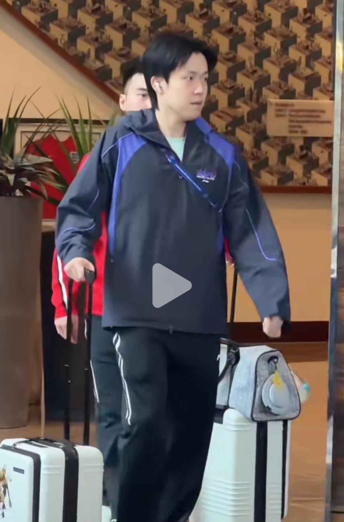 王楚钦在伦敦第一天适应场地训练去啦——状态不错👍！4月28日凌晨，国乒队员到