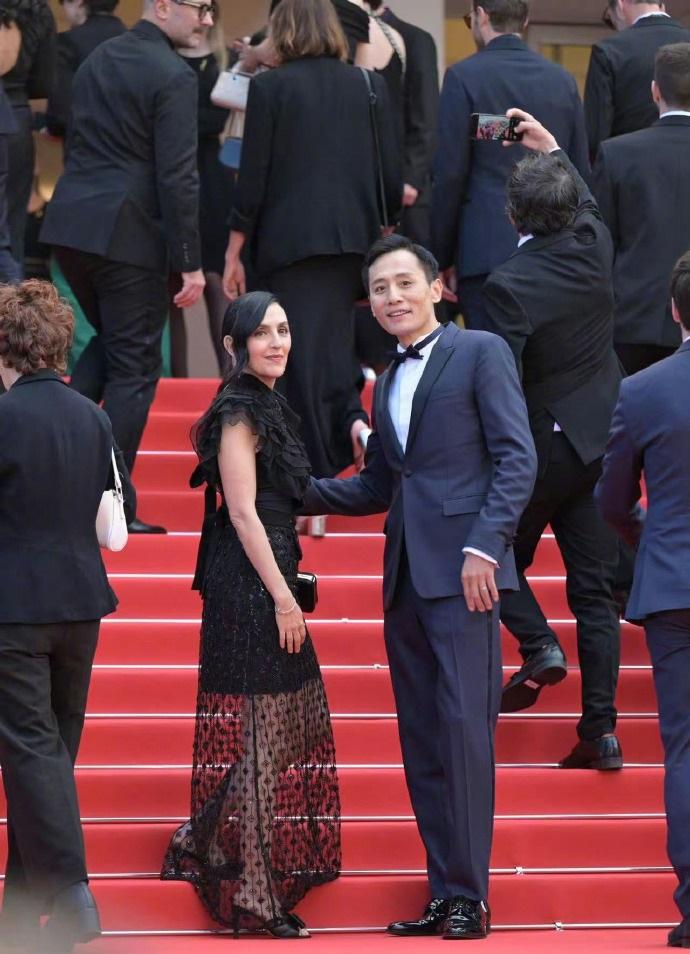 今天刘烨和妻子安娜在戛纳电影节红毯上大秀恩爱，两位手牵手显得非常般配。刘烨里