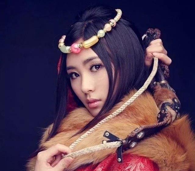 1204年，太阳汗死后，他的妃子古儿别速被押到蒙古大帐。成吉思汗问她：“你不是厌