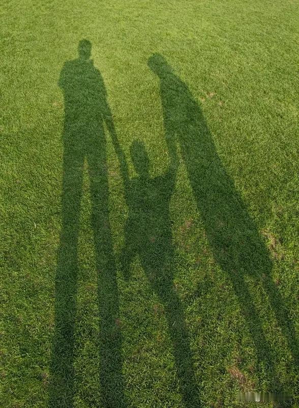 就在刚才，听到楼上吵架，因为小女孩应该是初中或者高中吧，出去玩11点多刚回来，