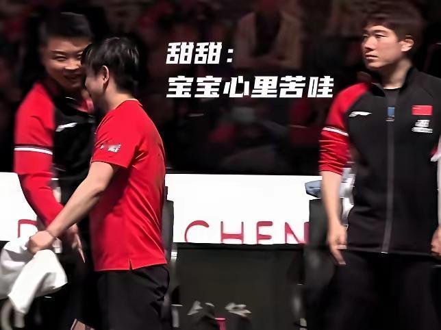 大胖看着王皓指导给莎莎的笑意盈盈，直接羡慕到发呆！[捂脸哭]昨天是王皓指导的生日