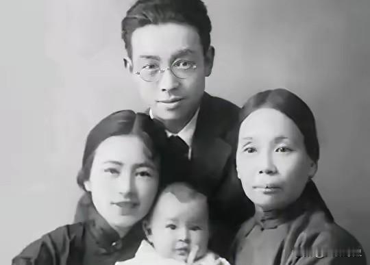 1903年，30岁梁启超和17岁王桂荃行房，两人大汗淋漓，次日梁启超却说：“我提