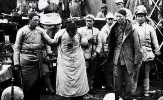 [点赞]1955年，云南一个妇科医生和人吵架，见吵不过对方，妇科医生急了，竟脱