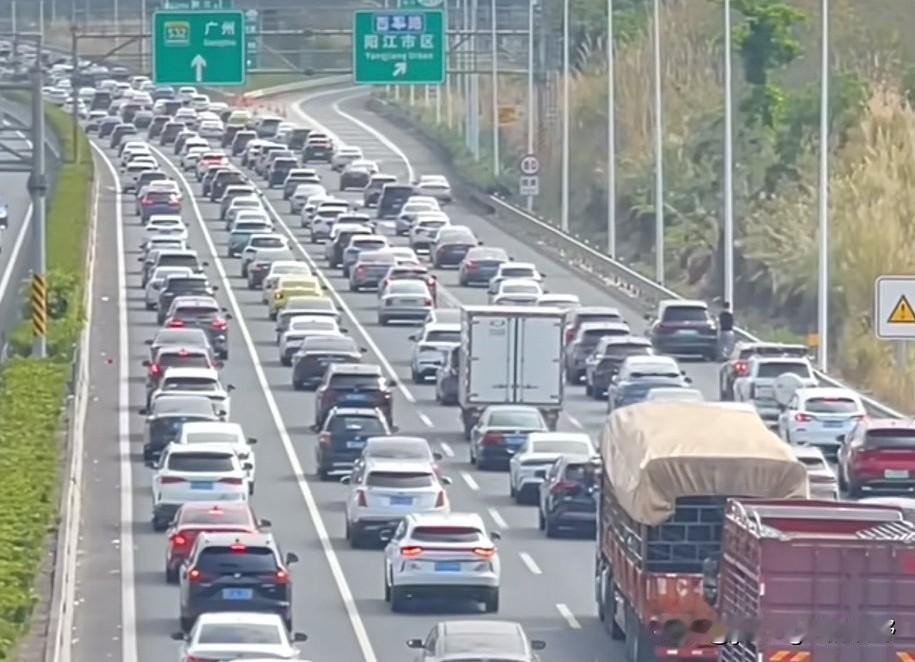 春节的最后一天，沈海高速阳江段现场看到密密麻麻壮观的返程车流。这个时候哪怕是八车
