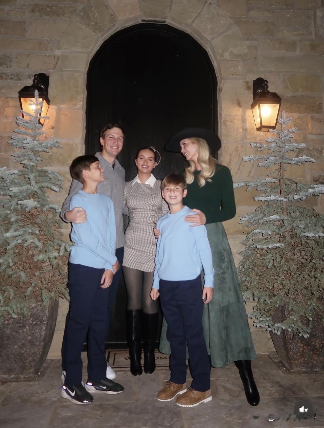 美国“第一公主”来自阿斯彭山上的圣诞快乐🎄她说，最棒的礼物就是和家人在一起的