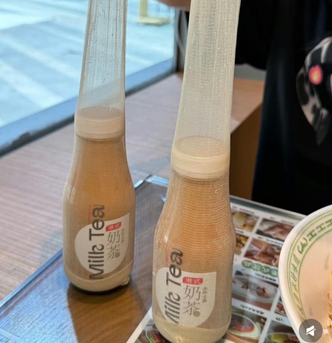 最近深圳有家茶餐厅的“丝袜奶茶”在网上炸开了锅。有网友晒出照片，说这奶茶瓶上真套