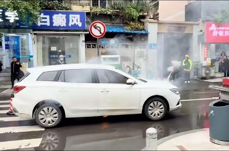 又有车辆自燃！这次又是哪家的产品？11月3日，有网友发布视频称，成都有一辆新能源