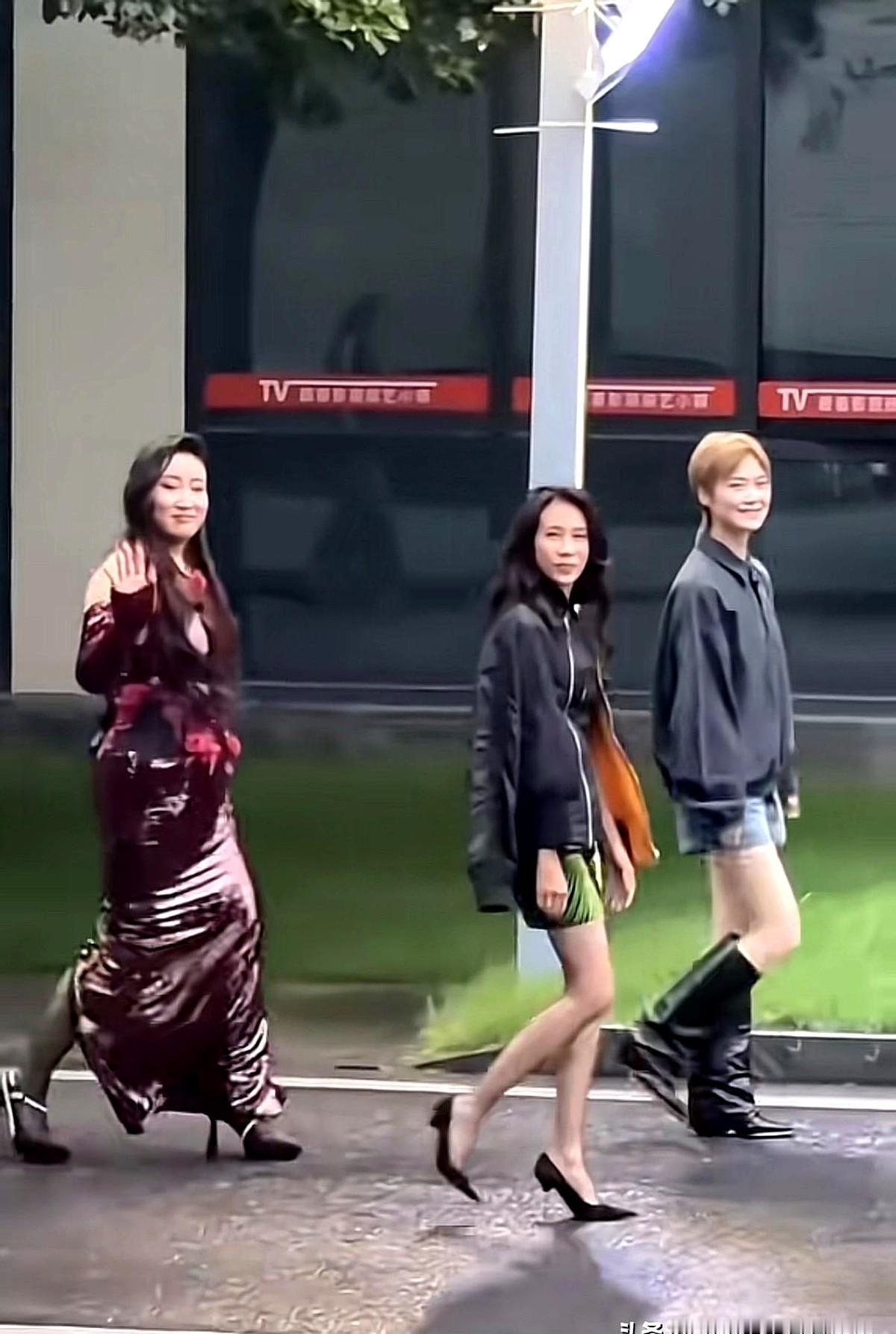 莫文蔚的身材为整体形象加了不少分。她就那么跟李宇春、锤娜丽莎站在一起，明明隔着