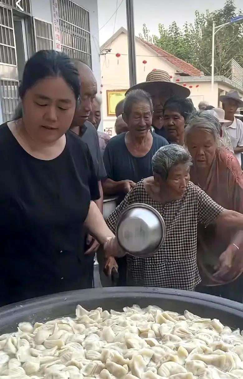 本来是献爱心，但没想到现场情况却让社区工作人员措手不及。老人们亮出了“十八般武