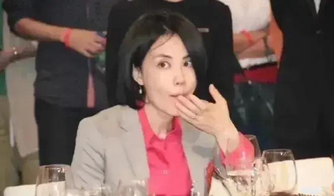 王菲和刘嘉玲一起吃饭，两人吃相差距太大，一个是真贵妇，一个是“落难”公主