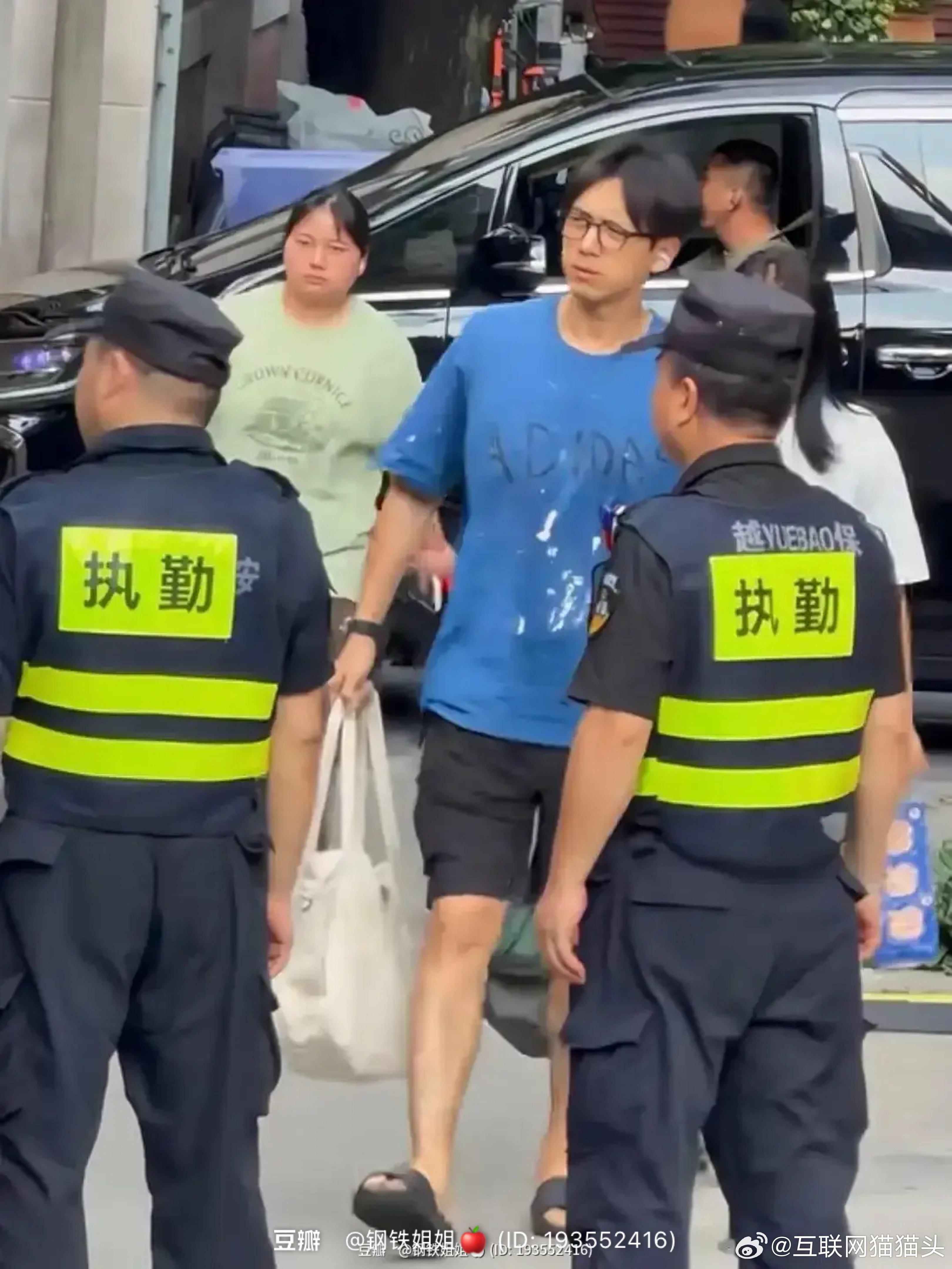 李现现在这么接地气的吗走在街上完全认不出来的程度🤡
