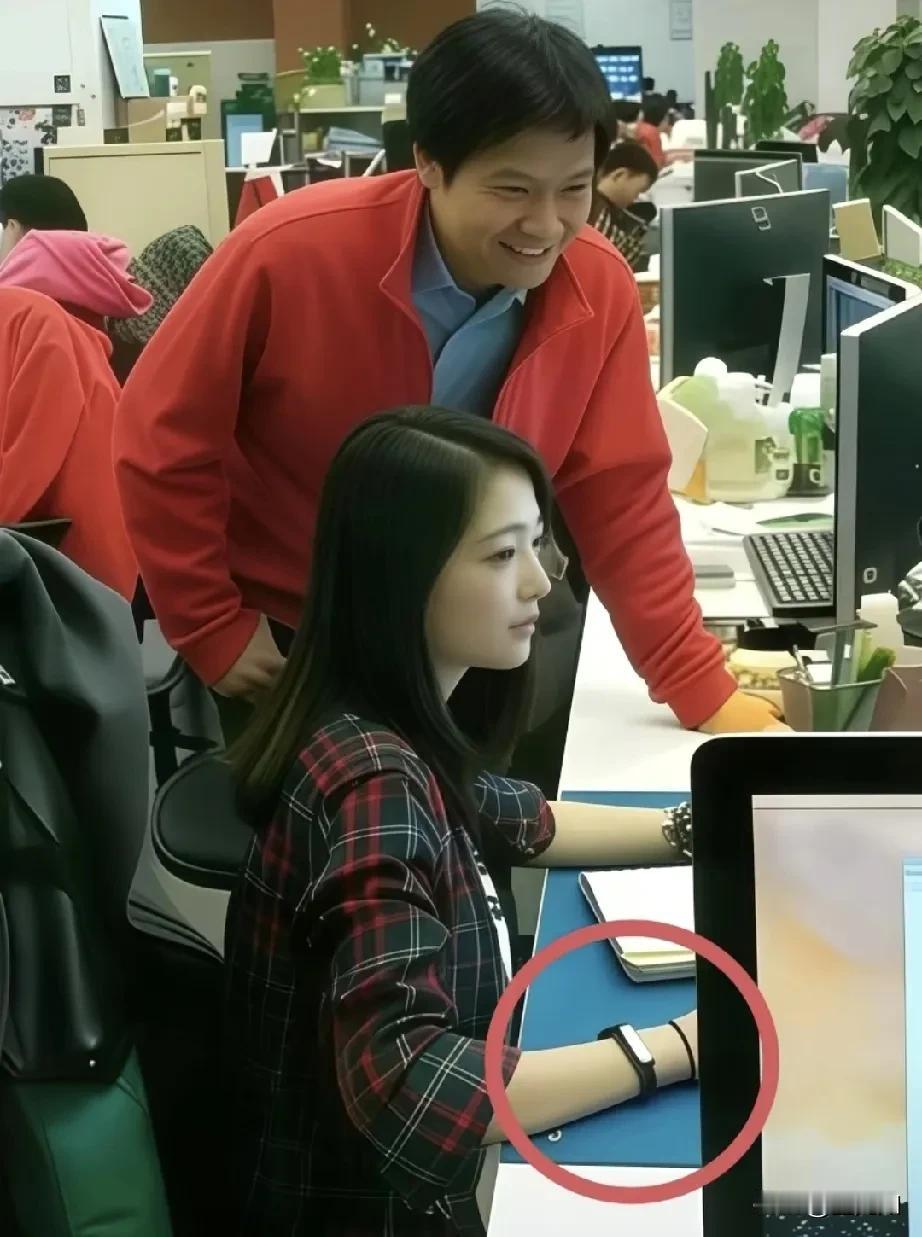 这是2014年，小米创业初期，雷军俯身查看员工工作时的一幕。（网传）坐着的这名女工程师叫张功，是小米