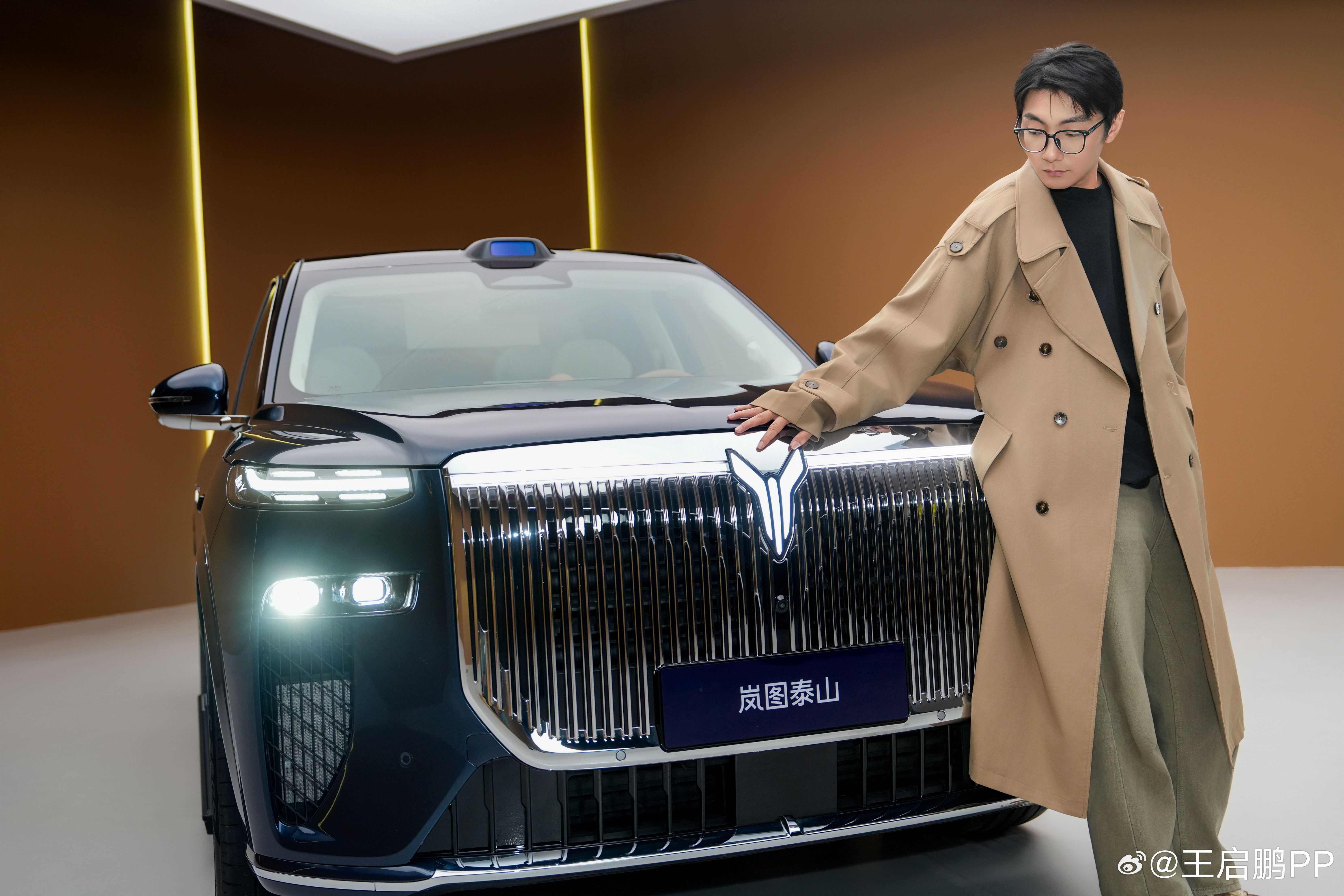 岚图泰山的官方摄影师，过于把我雕琢了，让我重返20岁[害羞]车确实很有气势，11