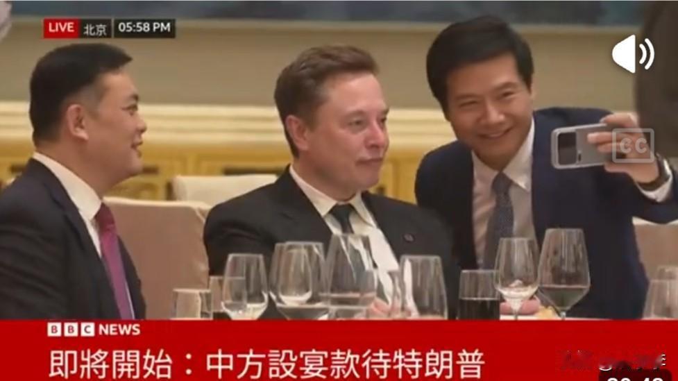特朗普招待晚宴上，雷军排队和马斯克合影，在雷军之前马斯克就不停的长舒叹气，很显然