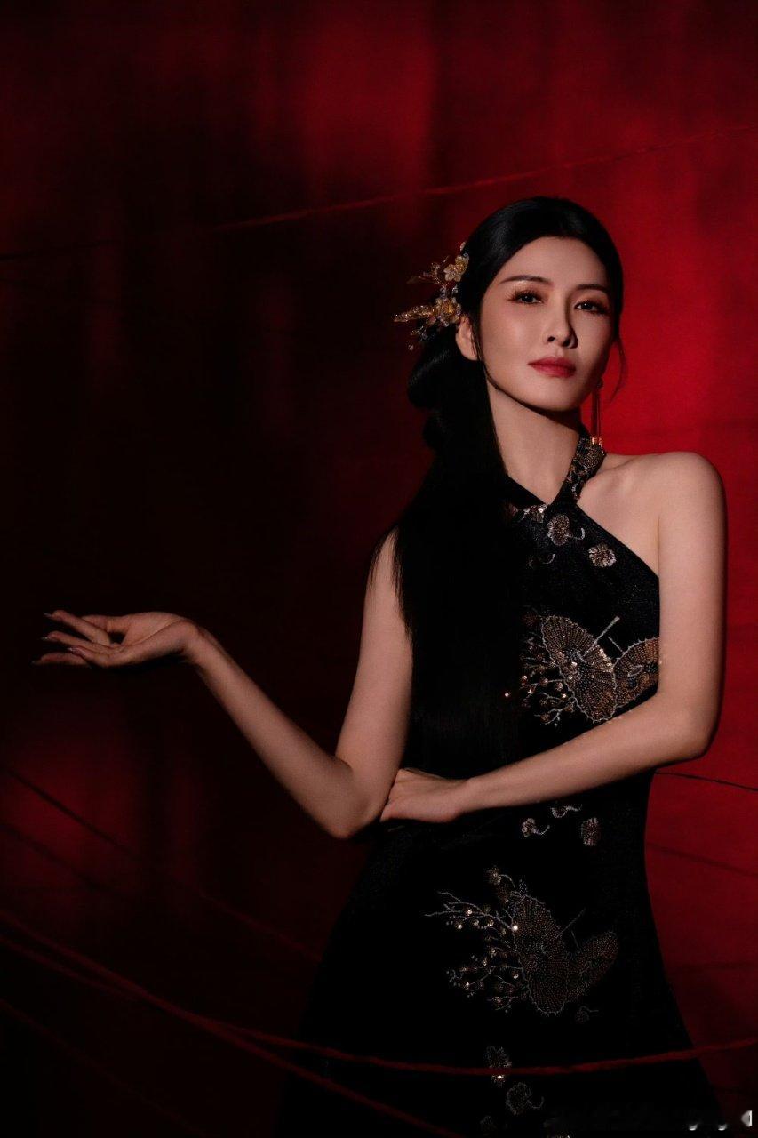 徐洁儿黑裙红丝带徐洁儿浪姐新造型，挂脖黑裙红丝带，满满东方古典韵味！徐洁儿东方