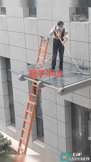 请问，身上的绳子在此起了个什么作用？
