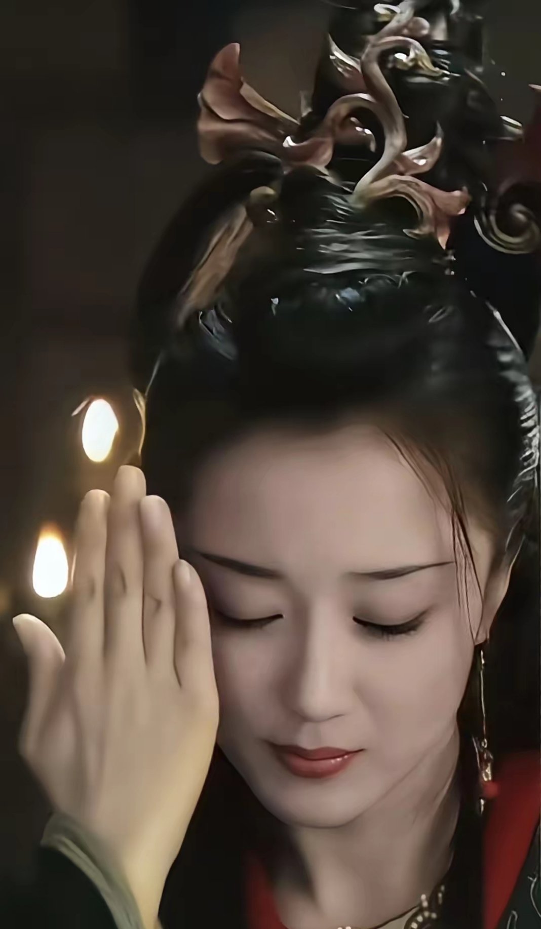 李依晓的虞姬遮面舞全网爆火，看似舞姿绝美，实则最难模仿的是特效——普通人一学跳，