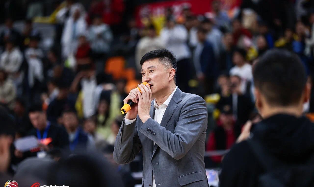 广东宏远男篮主教练杜峰，急需对教练组进行优化，任骏飞和西热力江二人加入助教团队。