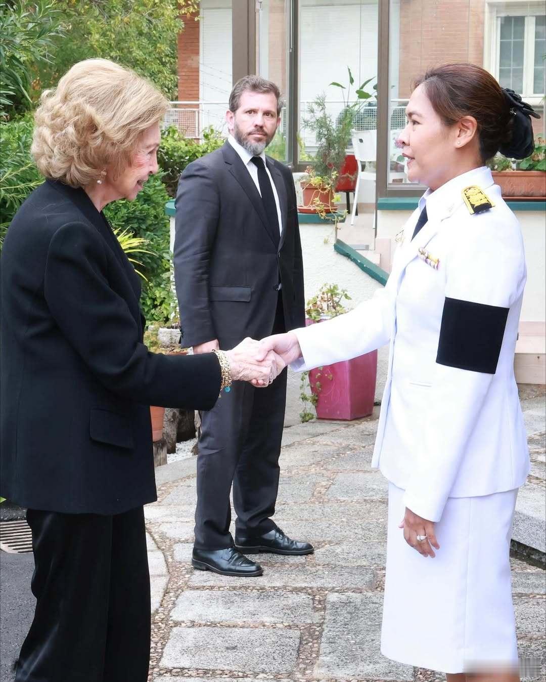 西班牙王室🇪🇸10月30日，索菲娅王后前往泰国驻西班牙大使馆吊唁诗丽吉太后