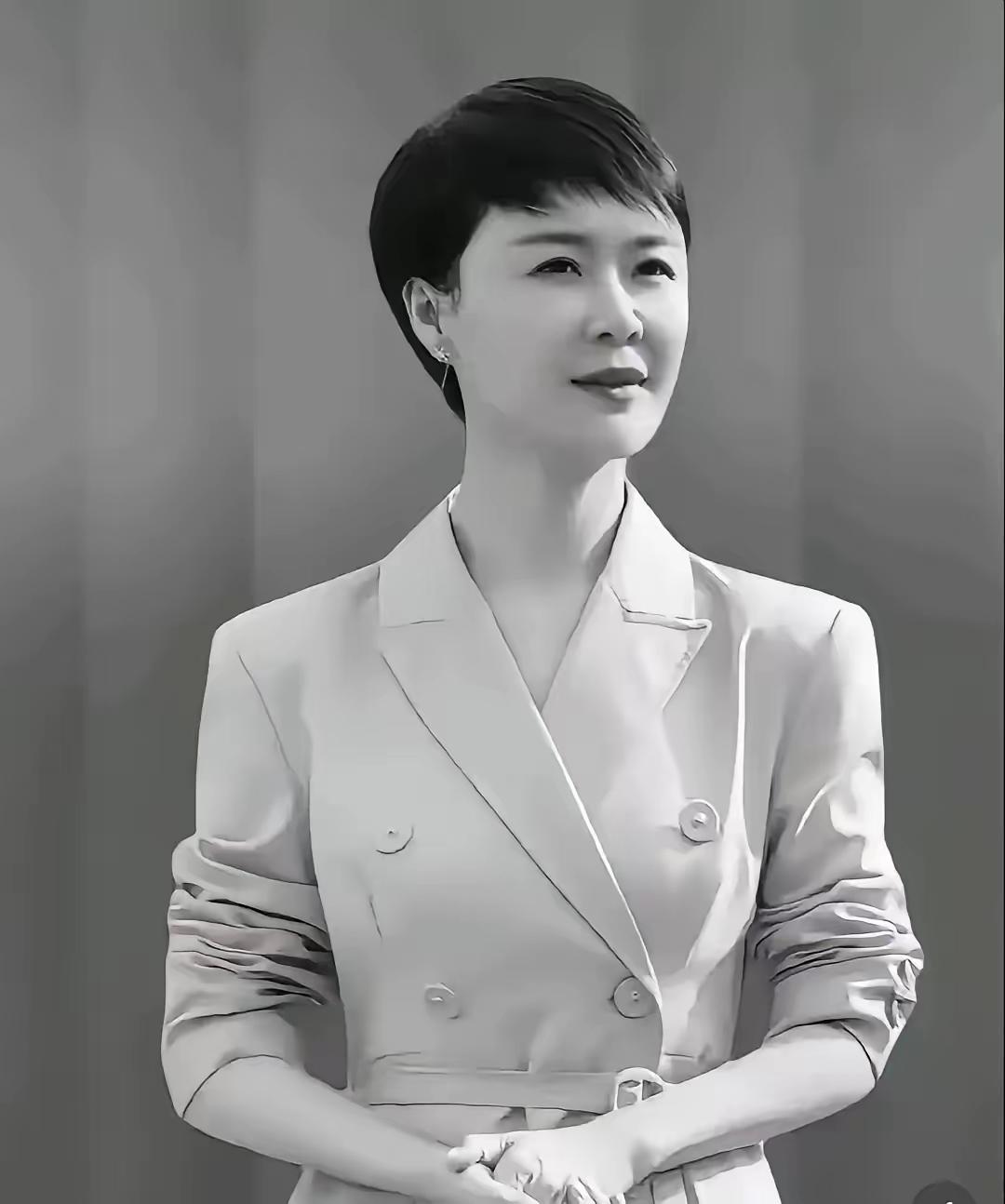 谁能想到，那抹惊艳全网的雪原红衣，会以这样锥心的方式永远定格！47岁贺娇龙倒