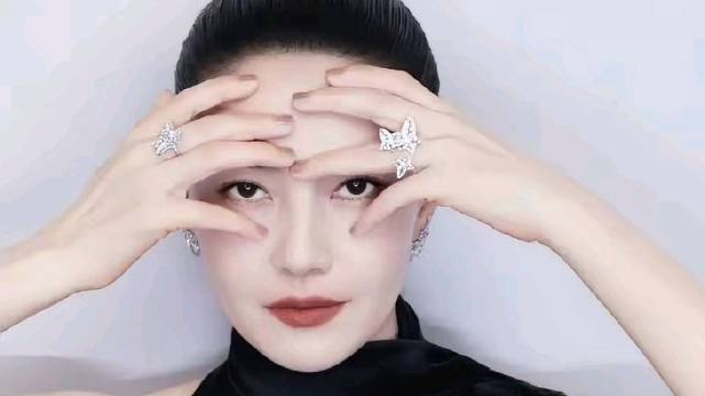谁懂大光明盘发的含金量，高圆圆飞天奖路透把五官优势全展露，黑色挂脖长裙配颈间配饰，生图能打这事真没夸张