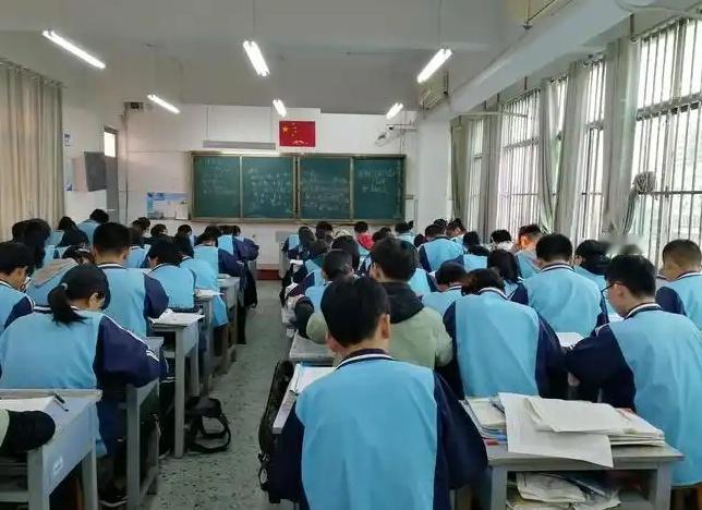 高中成绩好不好，其实早在初中就能看出来了！1、初中学得越吃力，高中掉队的可能