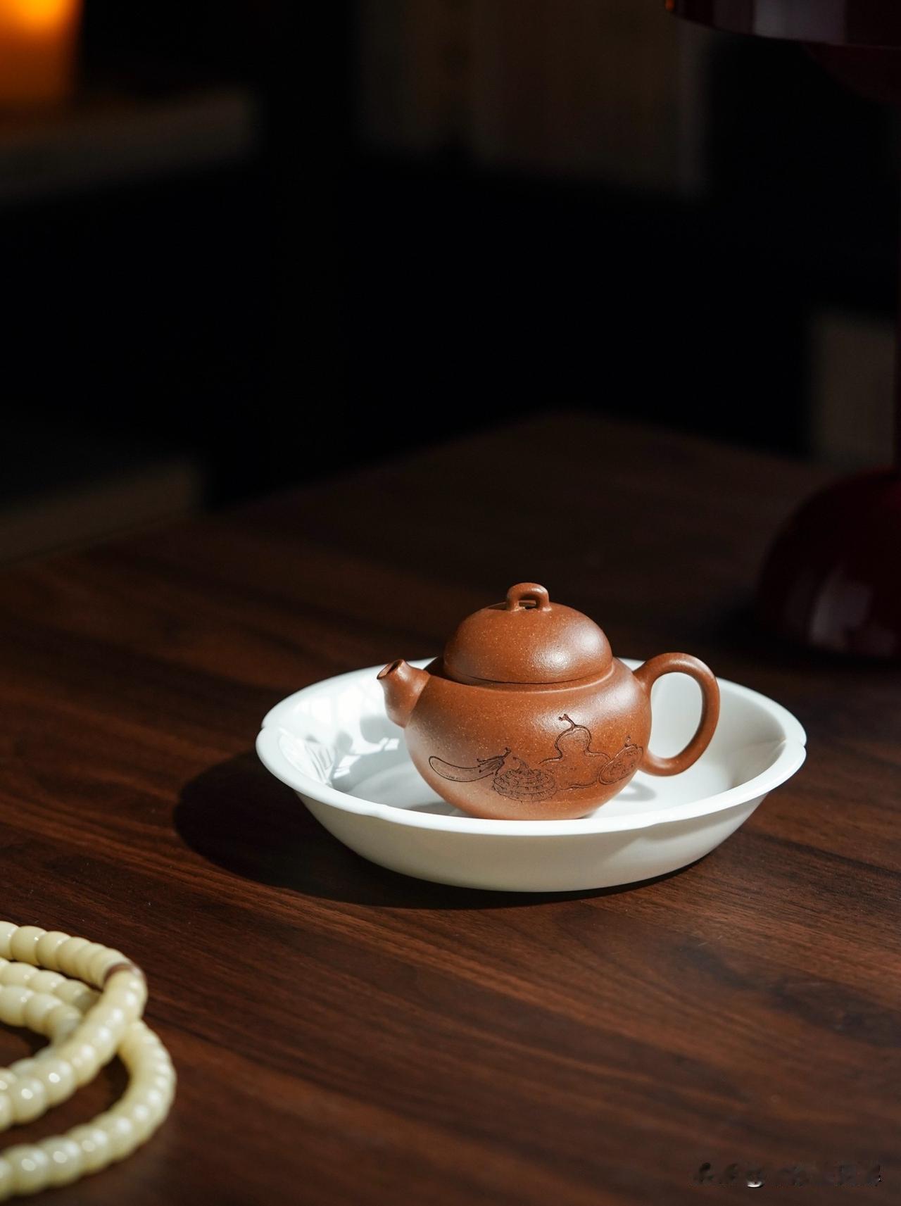 紫砂壶之所以有良好的保“香”保“味”功能，是因为其制作材料的独特性。紫砂泥本身不