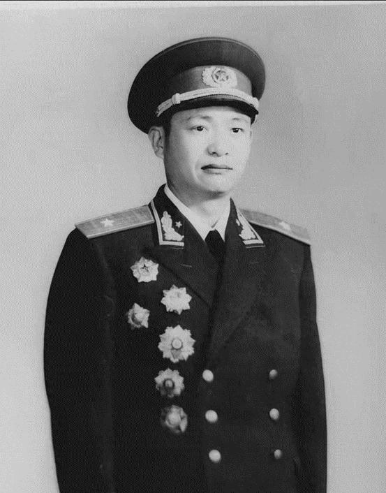 师长留兵团参谋长吃饭被说：仗没打，吃什么饭，副师长：爱吃不吃“1951年2月1