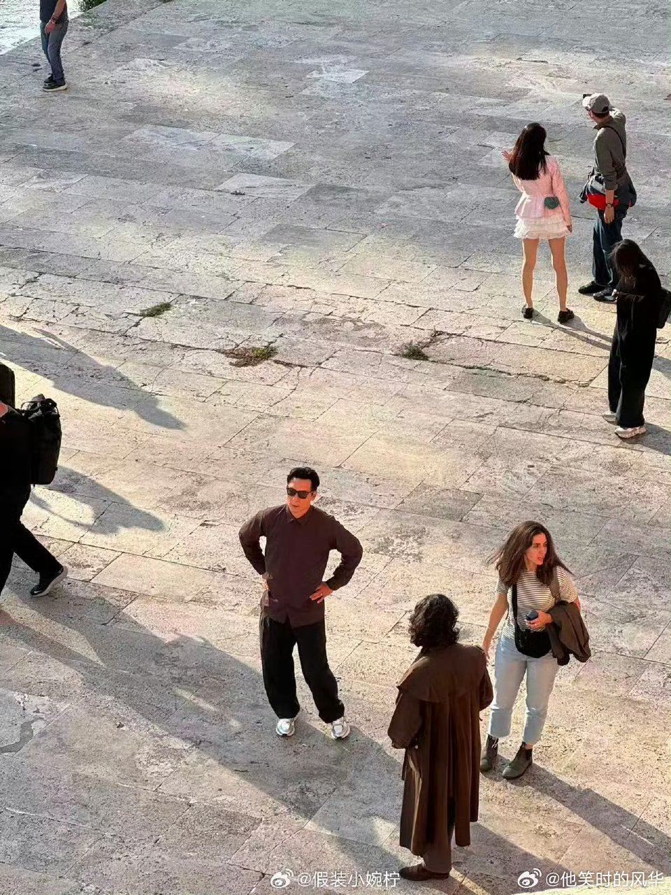 全世界都在偶遇吴彦祖除了我羡慕到捶墙！吴彦祖去意大利后全网都是偶遇路透，赛场街