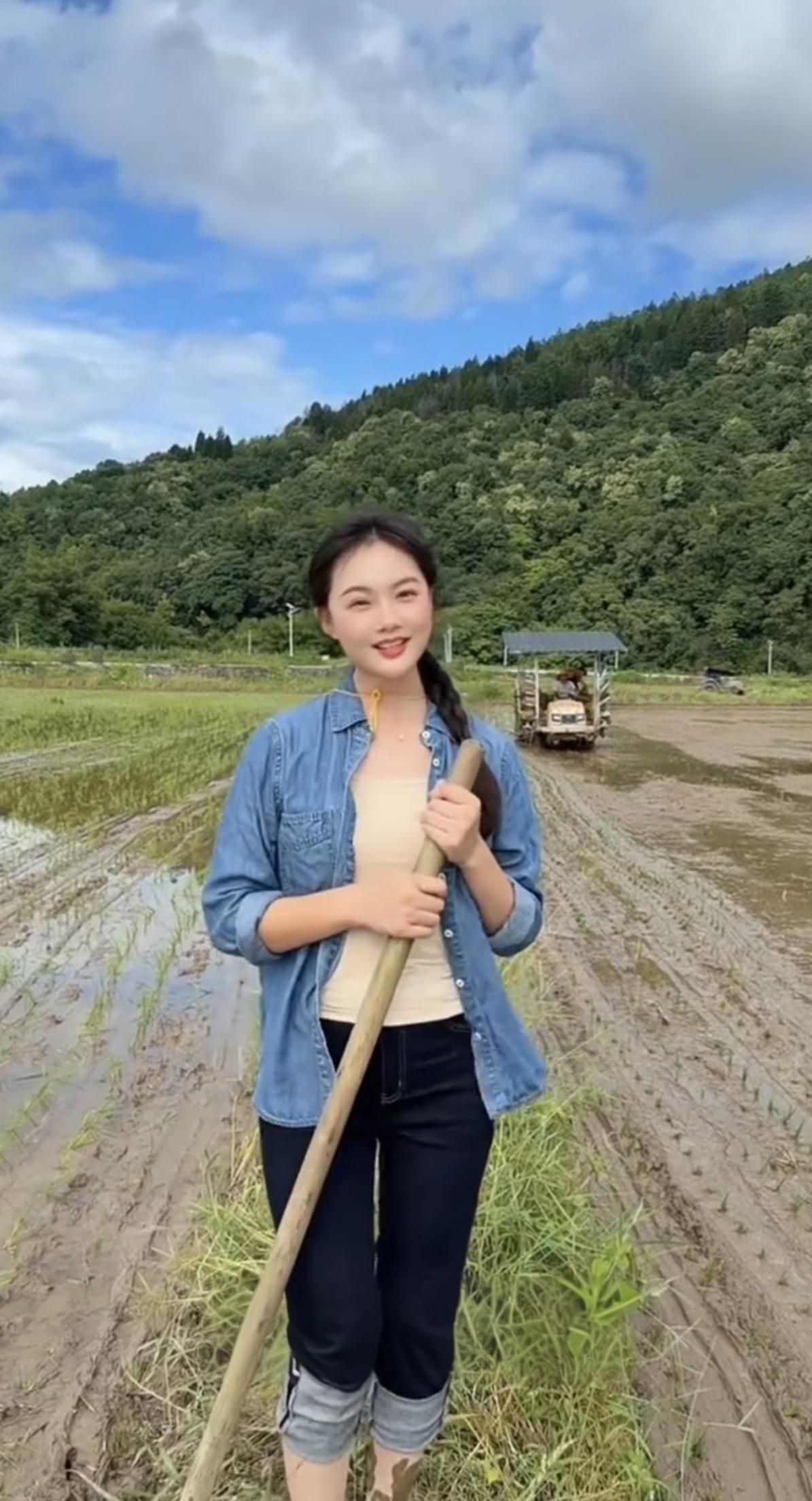 这又开始在整地，准备种植下一季。人勤土地不会懒，…………………………请你