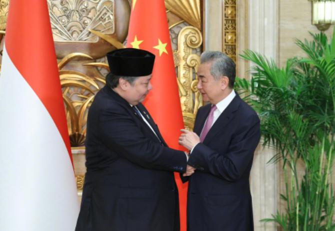 成了，中国和印尼谈成了。7月18日，中国外交部长王毅在上海会见来华出席