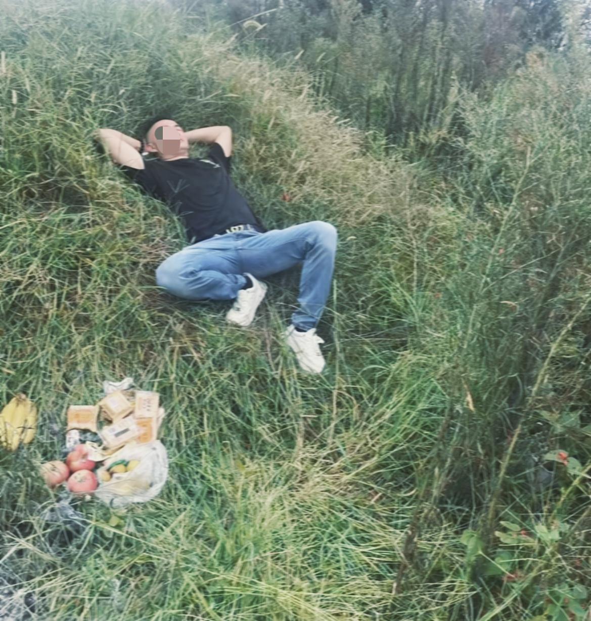 遗憾终生，一位男子清明节给父亲去上坟后，躺在父亲坟上说：我这一生，没见过你的模样