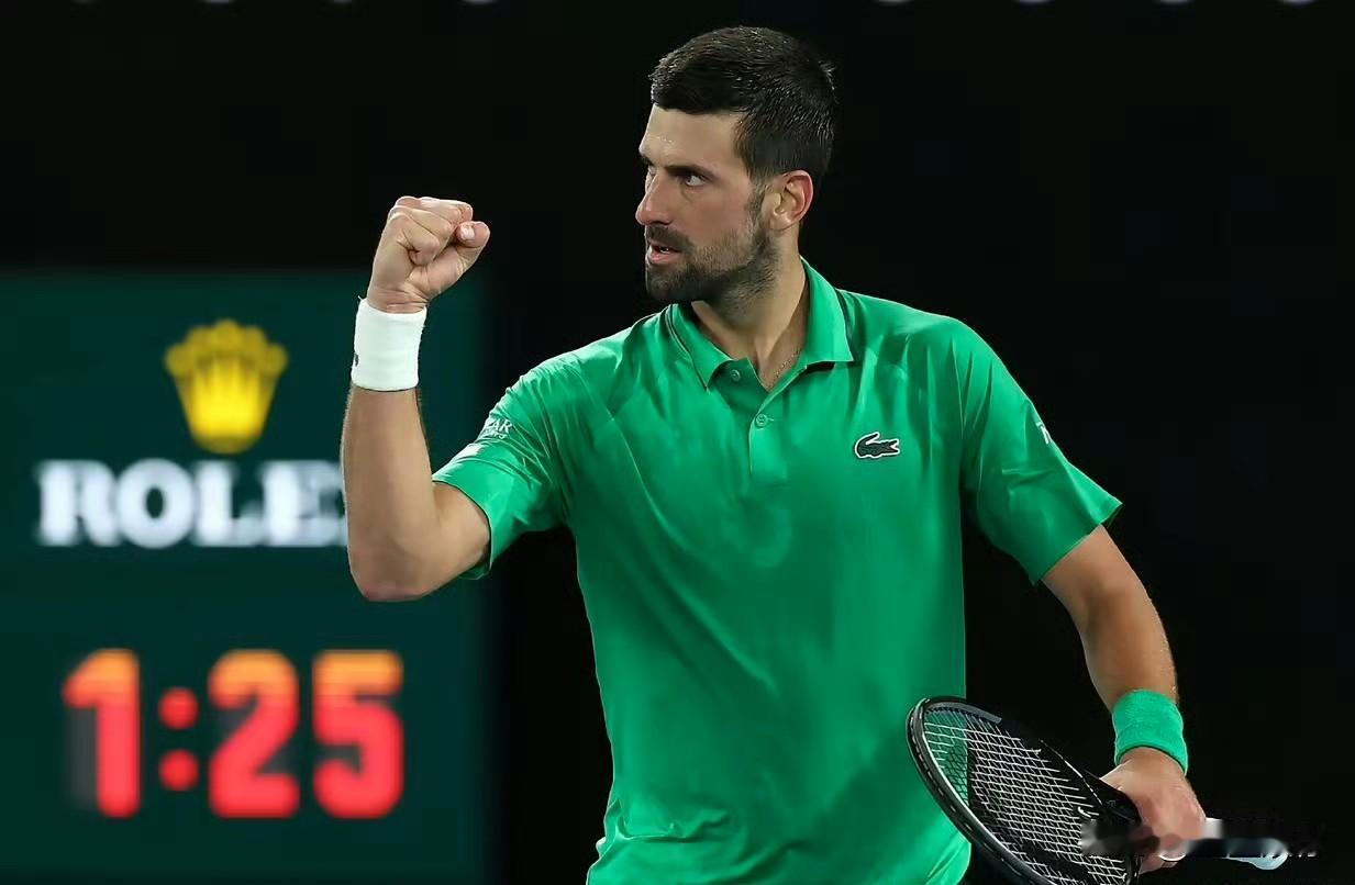 其实德约这段时期很不容易，网坛场外媒体声音都在各种挑事希望他挪位置，但就是暮年的