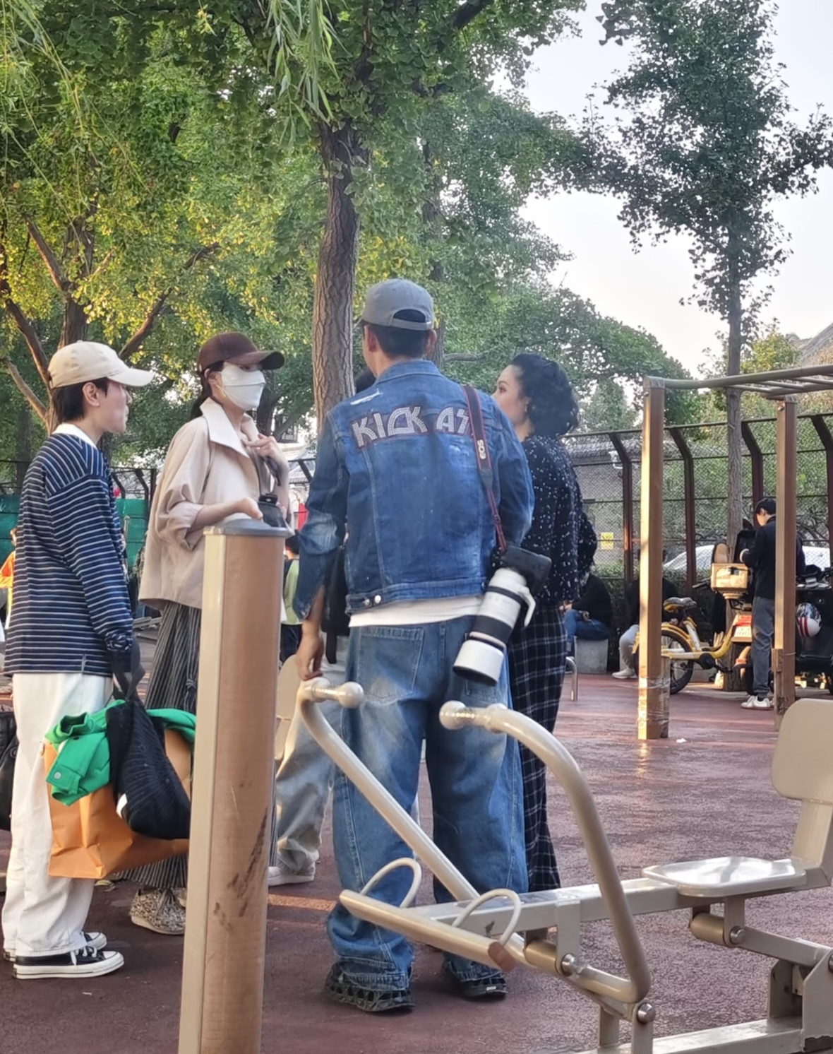 51岁郭晓东和老婆程莉莎在北京公园散步被偶遇，他背着一个长筒摄像机，在健身器械上锻炼，全程都很自然，