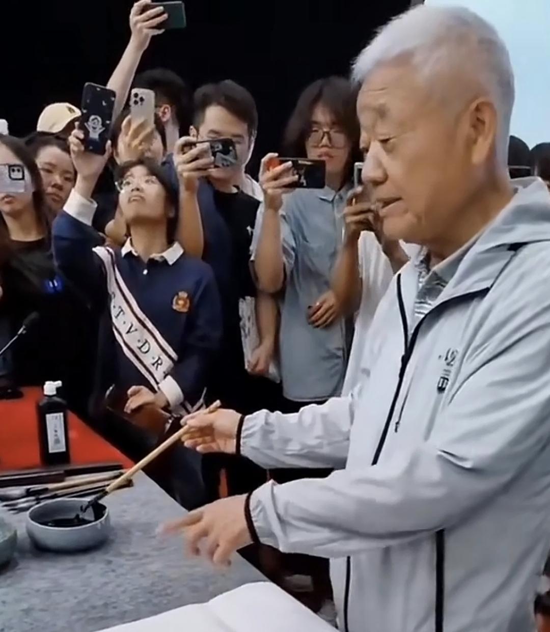书法博士生导师，究竟有没有必要设置这个职业，越来越多网友提出质疑。而提出质疑并不