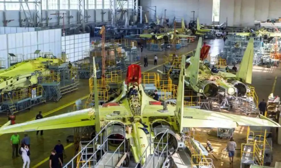 巴基斯坦彻底炸锅，他们居然把“枭龙”战斗机的生产线全拍了出来，这简直是把自家的“