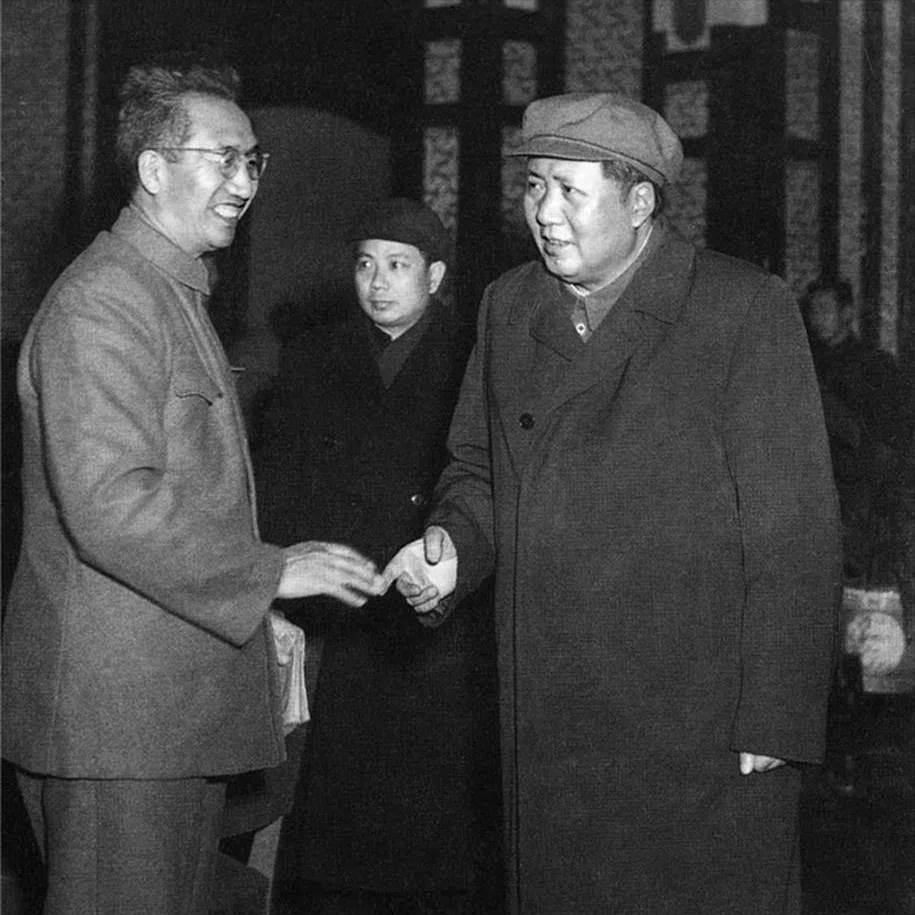 1935年秋天，红军还在四川境内艰难转战，张国焘一纸命令，要徐向前调头南下，阻击