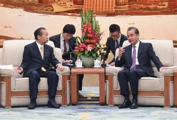 现在不管日本背后有没有美国，咱们已经不打算继续等下去了，王毅曾直言：我们有权对日