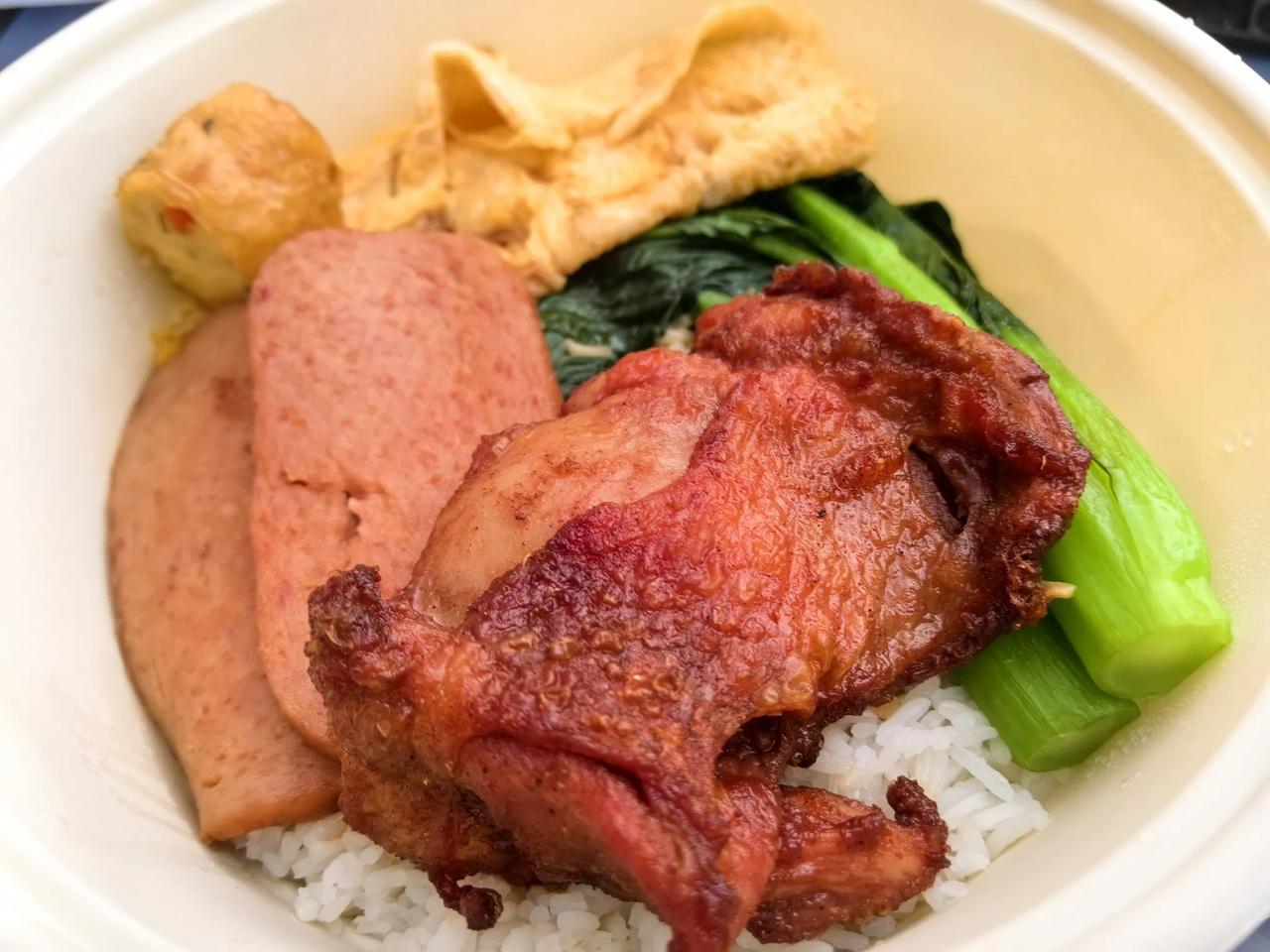 中午就想吃这口正儿八经的港味！这块港式鸡排绝了——外皮炸得金黄酥脆，咬下去“咔嚓
