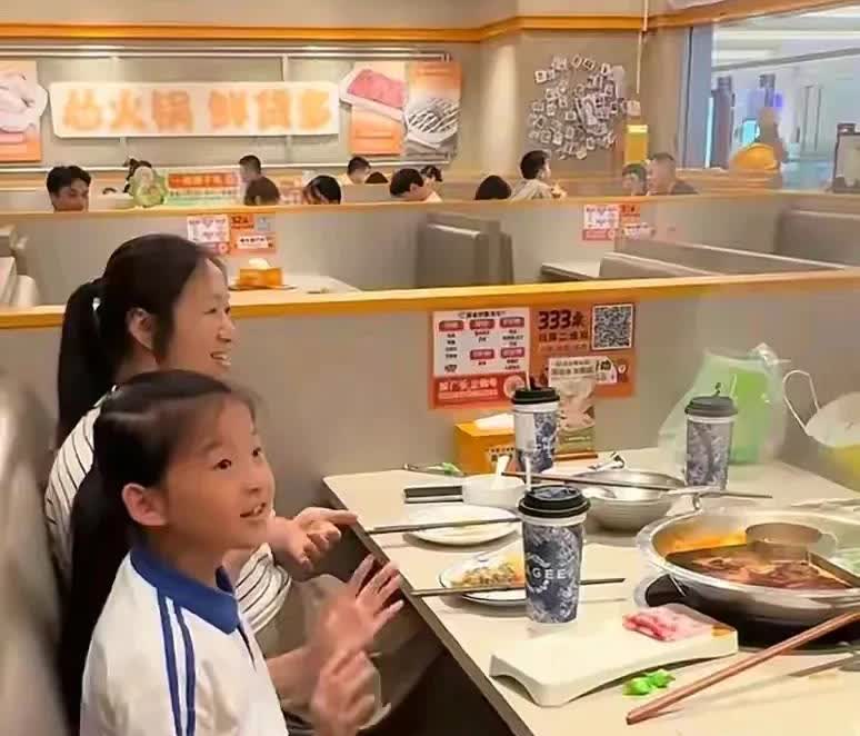 谢浩男的家庭环境是很温馨的谢浩男回归后真是全家的宝：爸爸疼妈爱，三个妹妹都是