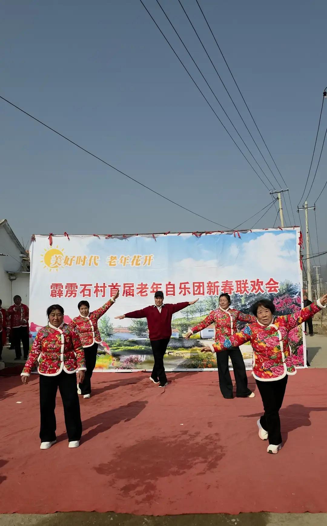 南站广场连夜拆除了郭有才的演出舞台。4月4日晚11点，工人进场，脚手架、灯架