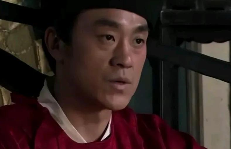 何冰的演技好是公认的一直以为他是单眼皮小眼睛可是近看才知道他是抬头单眼皮