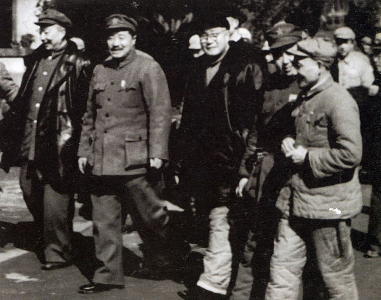 进军大西南，第二野战军解放重庆，挥兵成都，明明可以进入成都，宣布成都解放，刘伯承