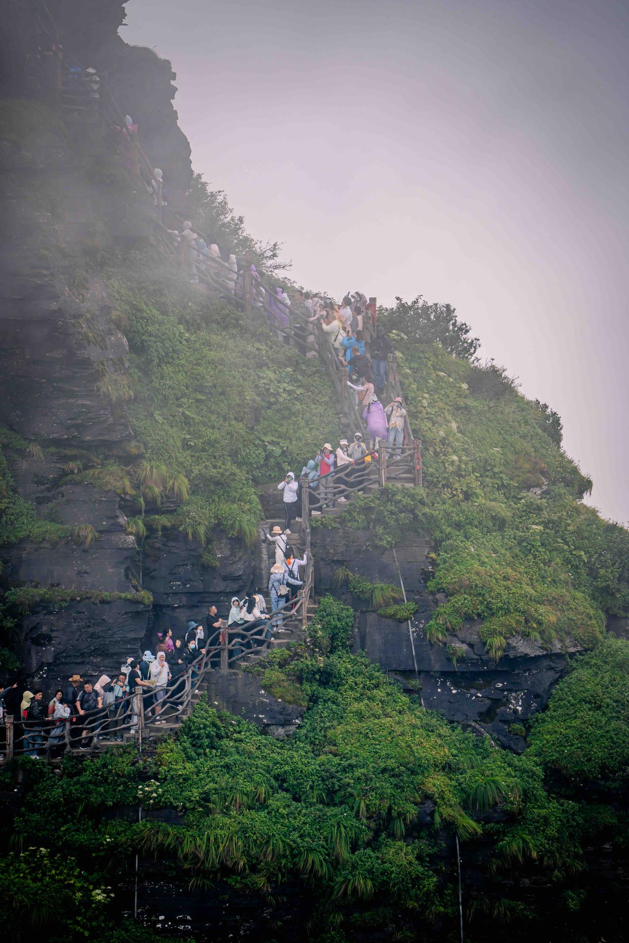 夏日高温蒸笼，准备去梵净山山顶吹20℃清凉的风～红云金顶90度垂直孤峰藏着云海