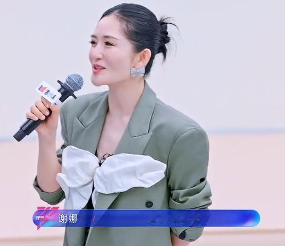 谢娜说自荐很重要，这不是打陈瑶的脸吗？孙怡自荐马上当选了队长，陈瑶自荐了几次都没