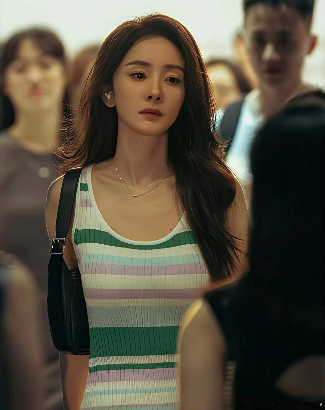 杨幂这次把所有人耍了。张艺谋新片里《惊蛰无声》，她根本不是客串。内部排片表泄露，