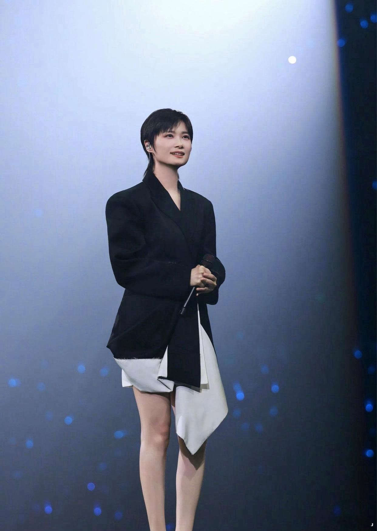 1.钟楚曦现在交往的是女友，算是被过往的男性感情伤透之后，选择和女生相伴。她和