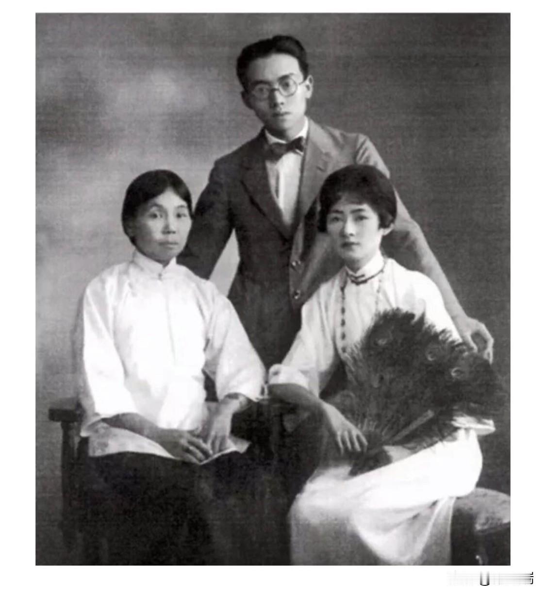 这张照片拍摄于1922年，地点是北京景山后街雪池胡同的林家宅院。照片中三位人物分